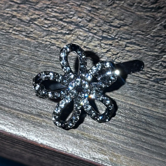Swarovski crystal Hand Made magnetic Flower Barrette hair clips. 0.75 inches. - Picture 9 of 12